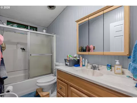 Bath - 70775 Middle Rd, Elgin, OR 97827 photo 2 of 2