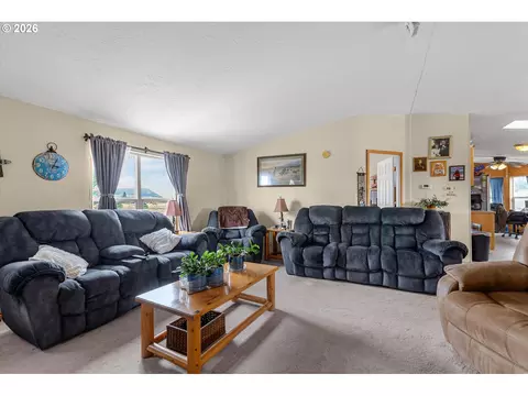 Living - 70775 Middle Rd, Elgin, OR 97827 photo 2 of 3