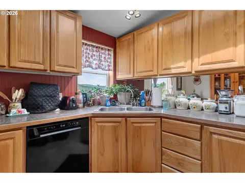 Kitchen - 70775 Middle Rd, Elgin, OR 97827 photo 3 of 3