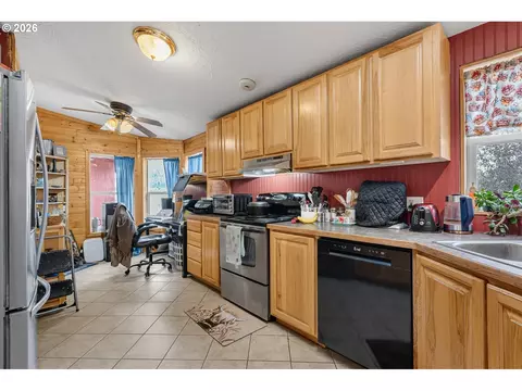 Kitchen - 70775 Middle Rd, Elgin, OR 97827 photo 2 of 3