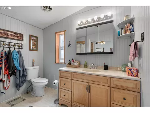 Bath - 70775 Middle Rd, Elgin, OR 97827 photo 1 of 2