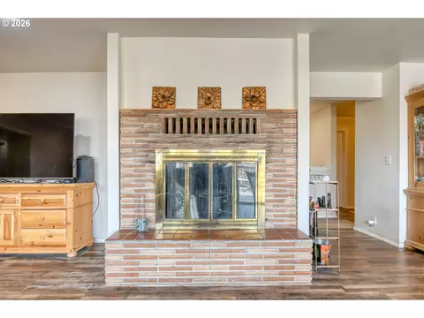 Living - 73877 Caldwell Ln, Pendleton, OR 97801 photo 3 of 4
