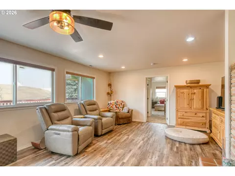 Living - 73877 Caldwell Ln, Pendleton, OR 97801 photo 1 of 4