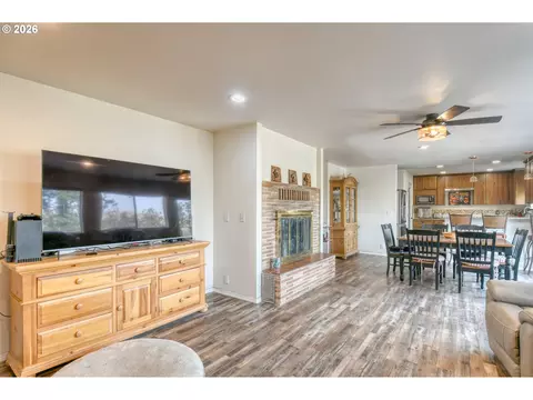 Living - 73877 Caldwell Ln, Pendleton, OR 97801 photo 2 of 4
