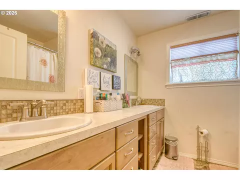 Bath - 73877 Caldwell Ln, Pendleton, OR 97801 photo 3 of 5