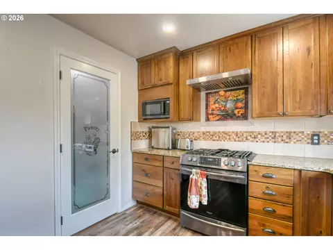 Kitchen - 73877 Caldwell Ln, Pendleton, OR 97801 photo 2 of 3