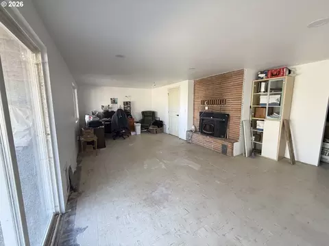 Living - 73877 Caldwell Ln, Pendleton, OR 97801 photo 4 of 4