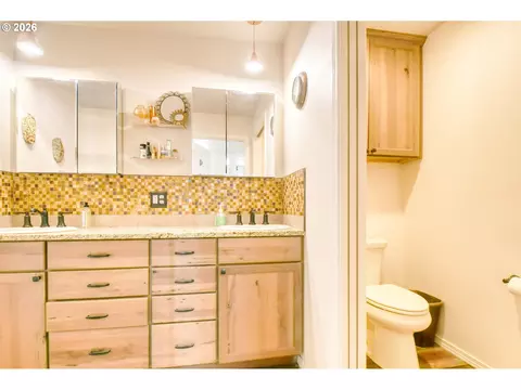Bath - 73877 Caldwell Ln, Pendleton, OR 97801 photo 2 of 5