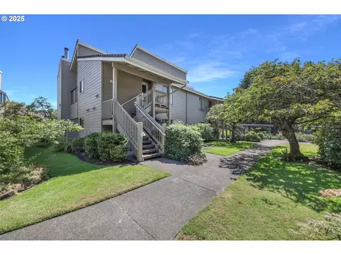 1922 Lake Isle Dr, Eugene, OR 97401