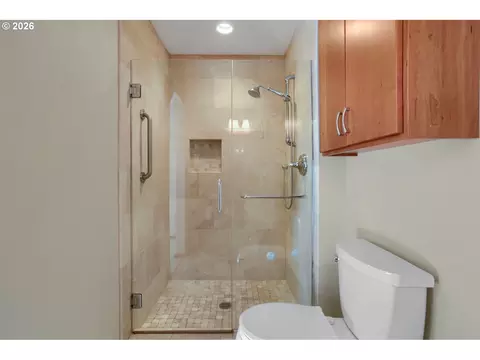 Bath - 4291 Riverview Dr, West Linn, OR 97068 photo 4 of 4