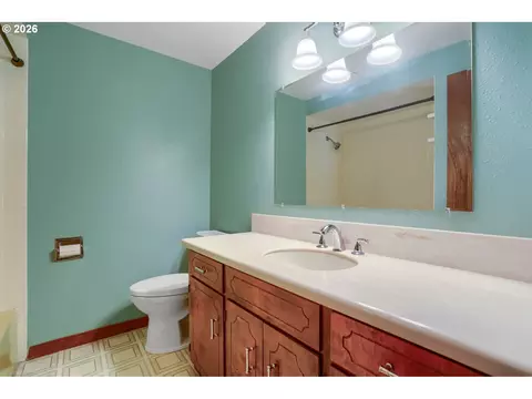 Bath - 4291 Riverview Dr, West Linn, OR 97068 photo 2 of 4