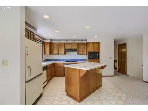 Kitchen - 4291 Riverview Dr, West Linn, OR 97068 photo 2 of 3
