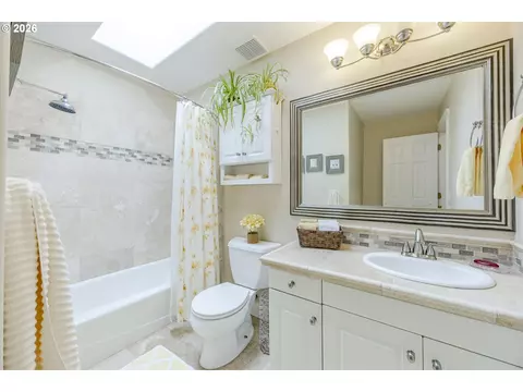 Bath - 2588 W 28th Ave, Eugene, OR 97405 photo 4 of 5