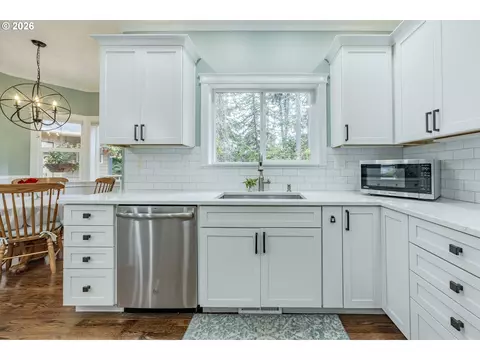 Kitchen - 2588 W 28th Ave, Eugene, OR 97405 photo 4 of 7