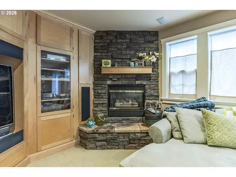 Living - 2588 W 28th Ave, Eugene, OR 97405 photo 4 of 4
