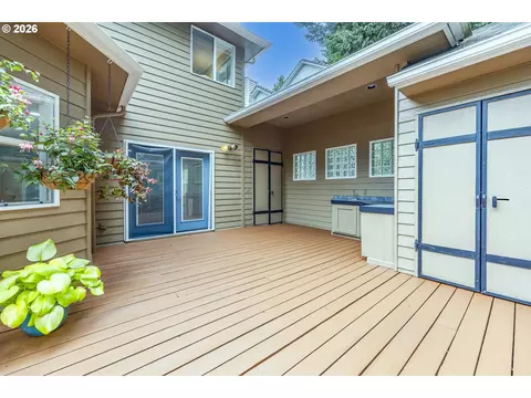 Exterior - 2588 W 28th Ave, Eugene, OR 97405 photo 4 of 14