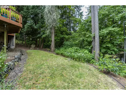Exterior - 2588 W 28th Ave, Eugene, OR 97405 photo 9 of 14
