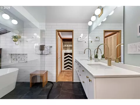 Bath - 2430 Wilson Dr, Eugene, OR 97405 photo 1 of 6