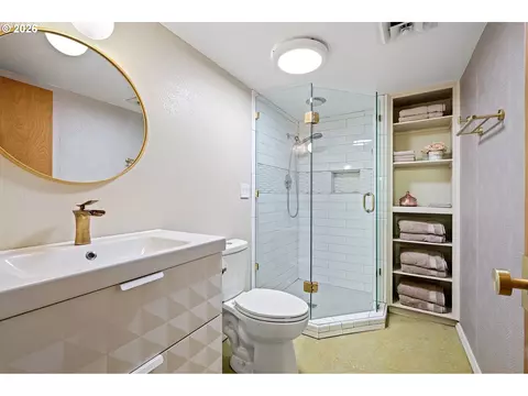 Bath - 2430 Wilson Dr, Eugene, OR 97405 photo 6 of 6