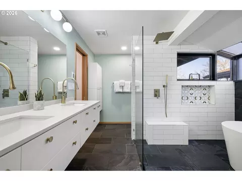 Bath - 2430 Wilson Dr, Eugene, OR 97405 photo 2 of 6