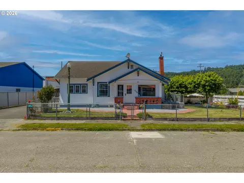 208 7th St, Myrtle Point, OR 97458