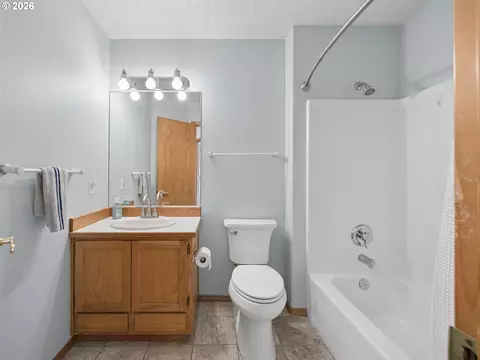 Bath - 3244 SE 24th Ter, Gresham, OR 97080 photo 3 of 4