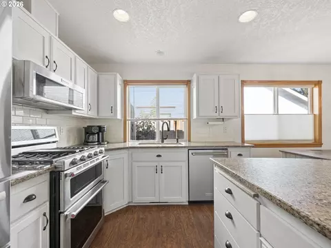 Kitchen - 3244 SE 24th Ter, Gresham, OR 97080 photo 1 of 2