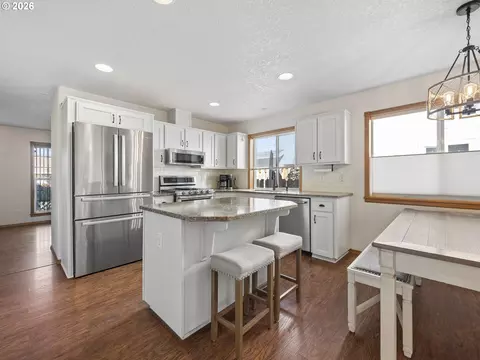 Kitchen - 3244 SE 24th Ter, Gresham, OR 97080 photo 2 of 2