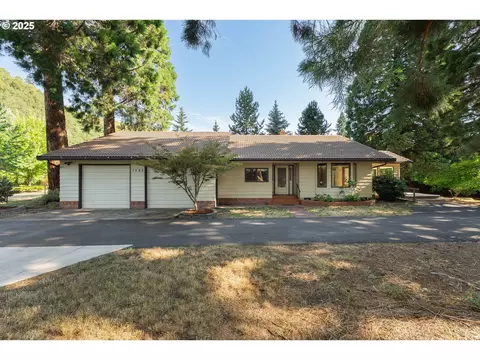 1525 Kendall St, Roseburg, OR 97471