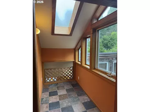 Entry Way - 2359 Columbia St, Eugene, OR 97403 photo 3 of 4