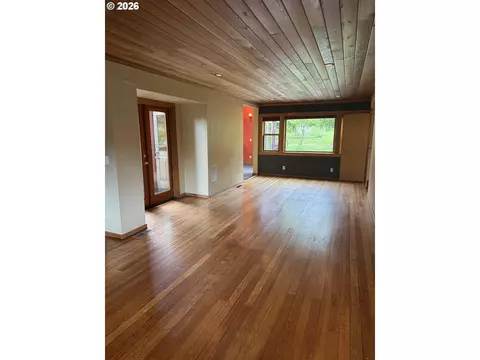 Living - 2359 Columbia St, Eugene, OR 97403 photo 2 of 7