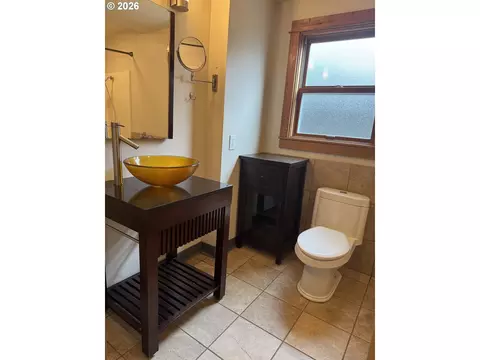 Bath - 2359 Columbia St, Eugene, OR 97403 photo 1 of 2