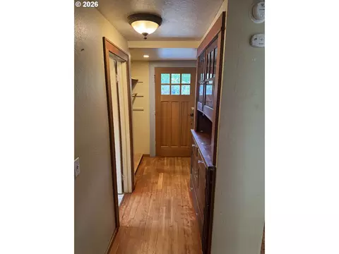 Entry Way - 2359 Columbia St, Eugene, OR 97403 photo 1 of 4