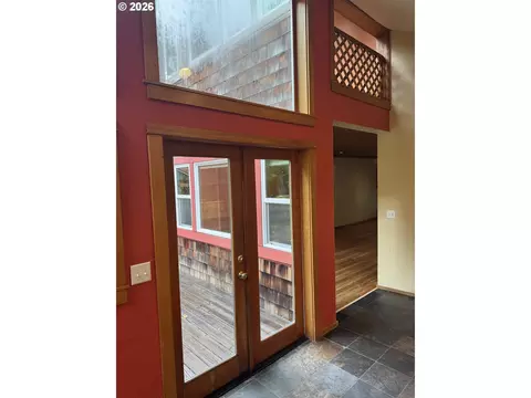 Entry Way - 2359 Columbia St, Eugene, OR 97403 photo 2 of 4