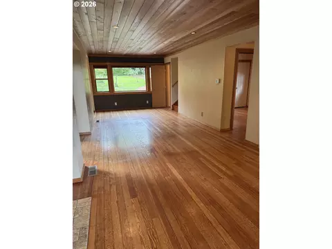 Living - 2359 Columbia St, Eugene, OR 97403 photo 3 of 7