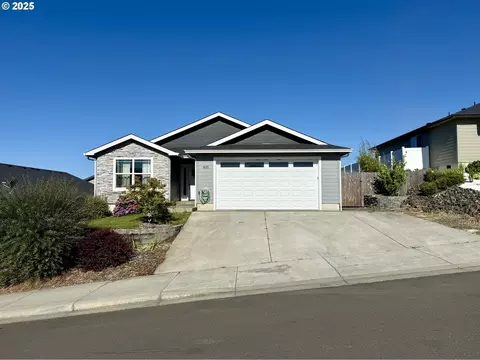 621 SE Rose Ridge Dr, Winston, OR 97496