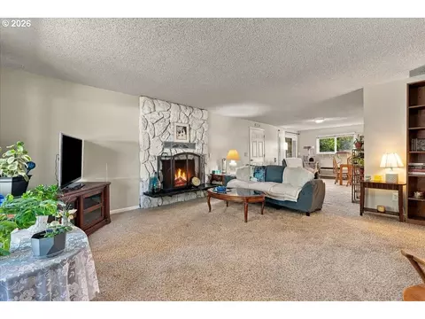 Living - 60 NE 23rd St, Gresham, OR 97030 photo 3 of 4