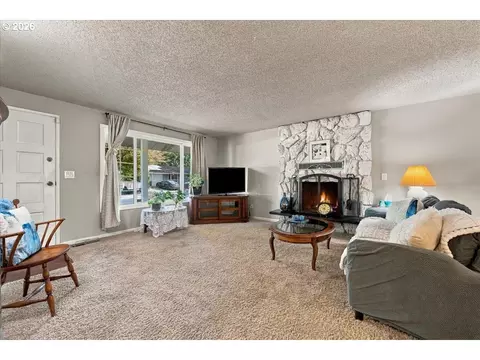 Living - 60 NE 23rd St, Gresham, OR 97030 photo 2 of 4