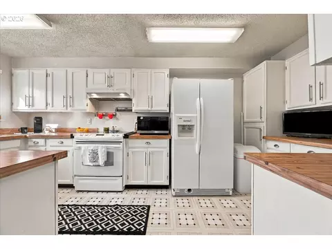Kitchen - 60 NE 23rd St, Gresham, OR 97030 photo 1 of 4