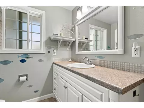 Bath - 60 NE 23rd St, Gresham, OR 97030 photo 2 of 2
