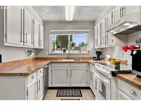 Kitchen - 60 NE 23rd St, Gresham, OR 97030 photo 3 of 4