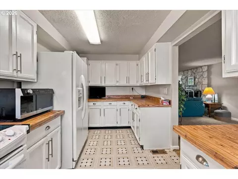 Kitchen - 60 NE 23rd St, Gresham, OR 97030 photo 4 of 4