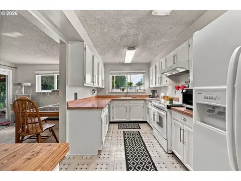 Kitchen - 60 NE 23rd St, Gresham, OR 97030 photo 2 of 4