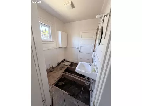 Bath - 2461 Potter St, Eugene, OR 97405 photo 1 of 1