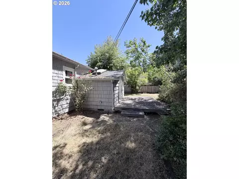 Exterior - 2461 Potter St, Eugene, OR 97405 photo 5 of 12