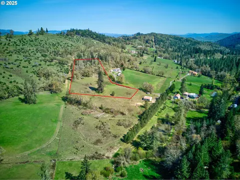 2119 San Souci Dr, Roseburg, OR 97471