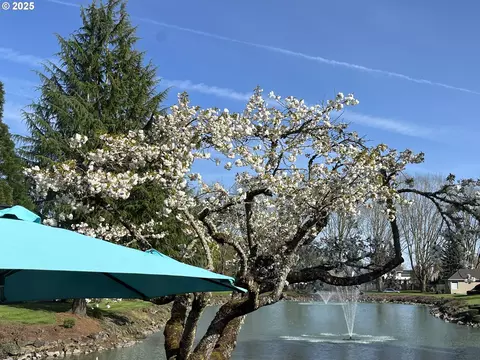 32380 SW Lake Dr, Wilsonville, OR 97070