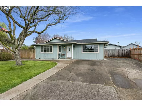 360 Park Ln, Harrisburg, OR 97446