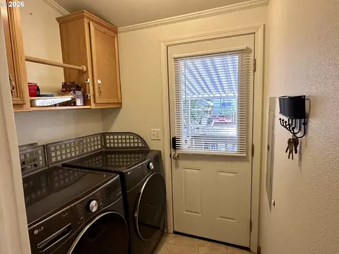 369 Lacasa St, Eugene, OR 97402 photo 19