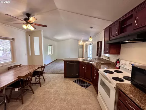 369 Lacasa St, Eugene, OR 97402 photo 13